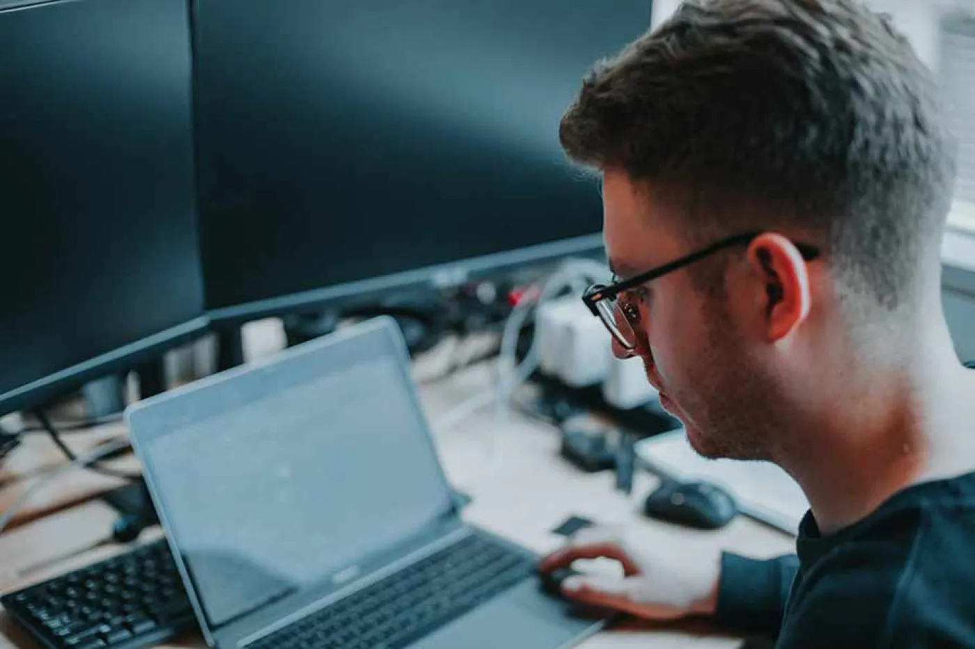 Un étudiant écrit à l'ordinateur