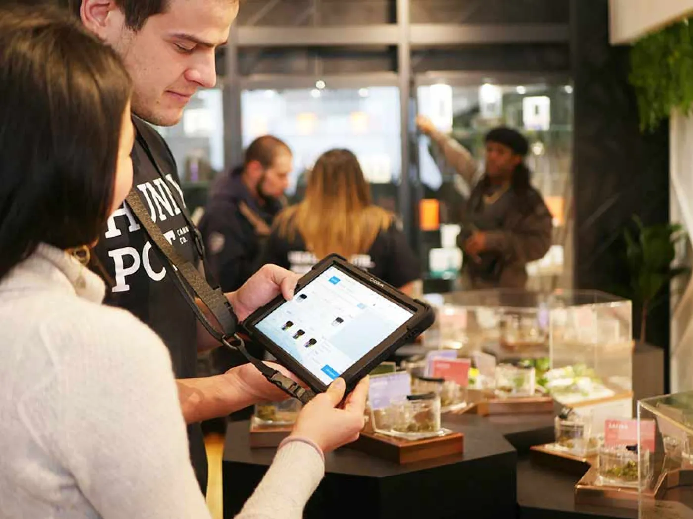 Un stagiaire regarde une tablette avec sa maître de stage