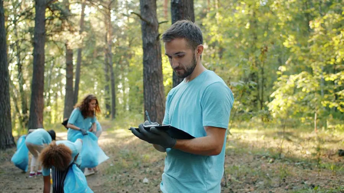 Des volontaires ramassent des déchets dans une forêt