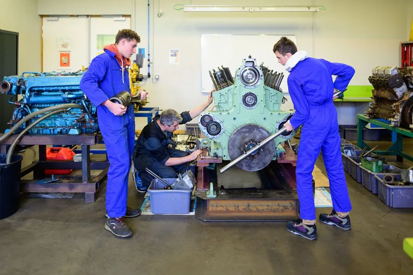 Elèves en atelier dans un lycée maritime
