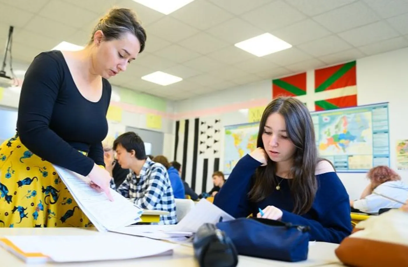 Enseignante avec ses élèves 