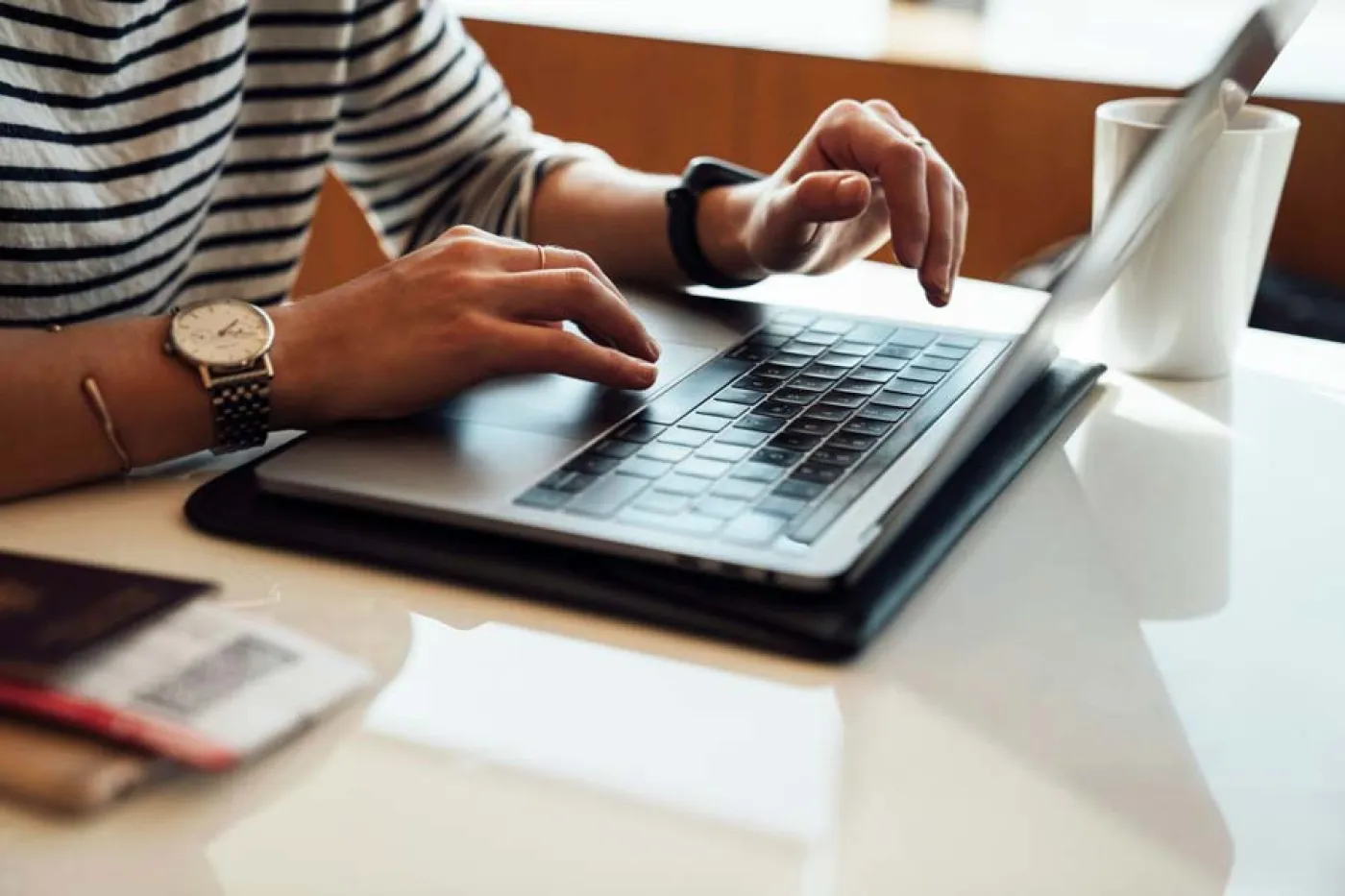 Des mains de femme tapent sur le clavier d'un PC portable