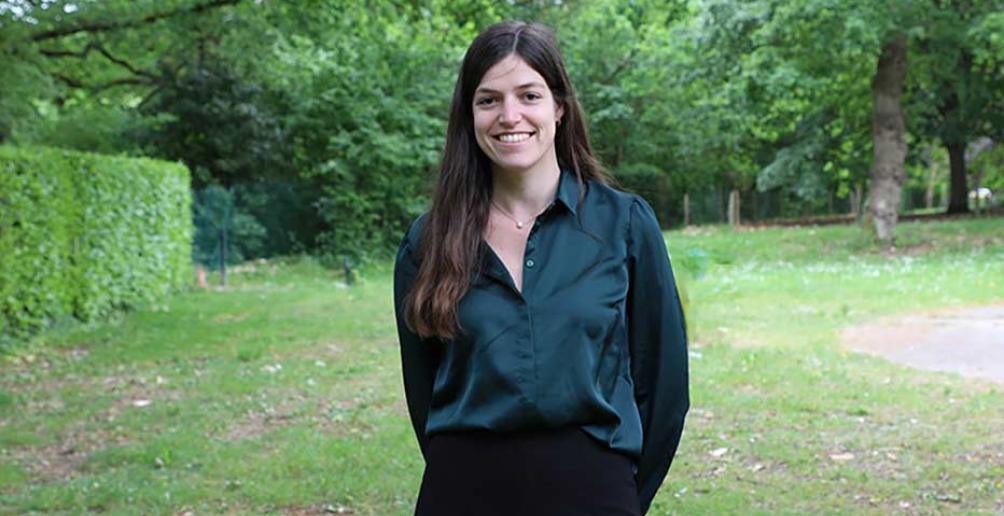 Portrait de Camille Lelandais devant des arbres