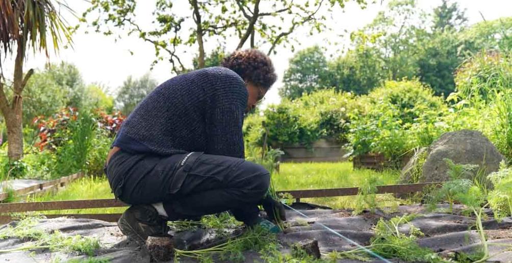 Marie-Florence, stagiaire en Brevet professionnel, réalise des plantations