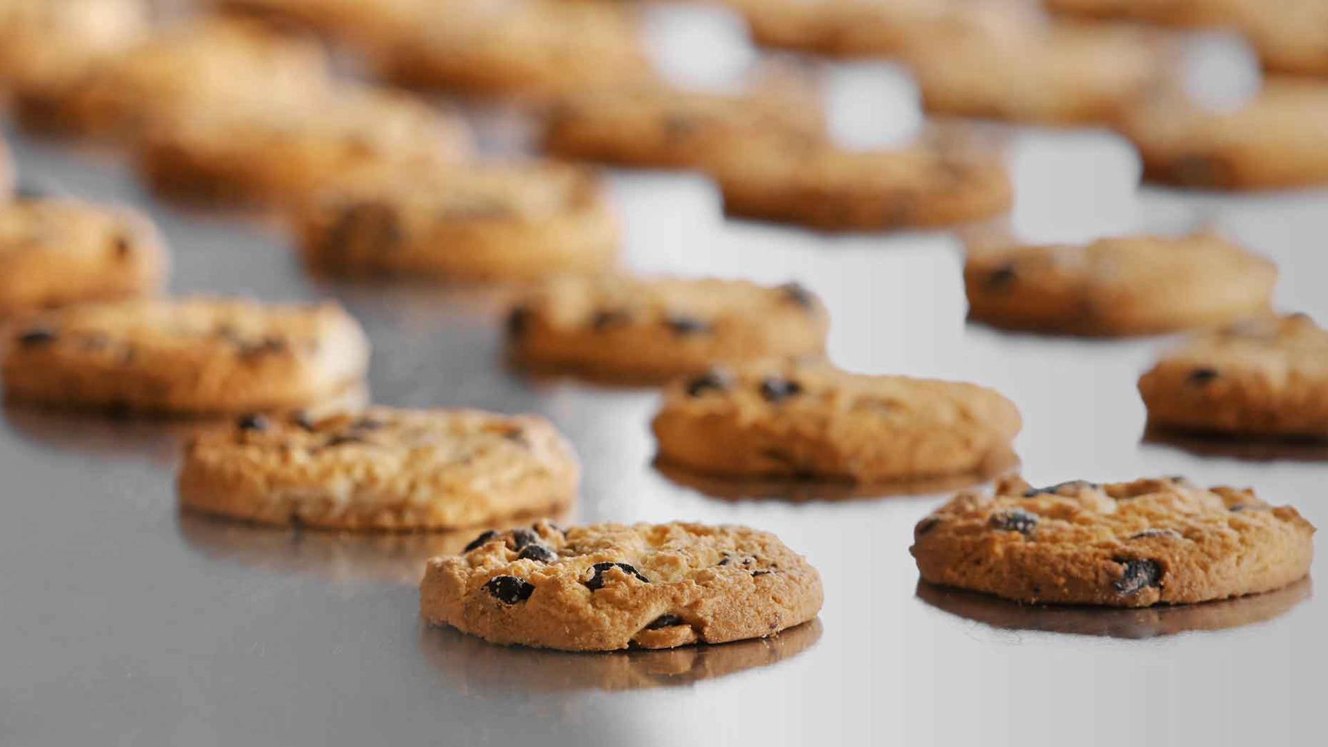 Des rangées de cookies sur une plaque
