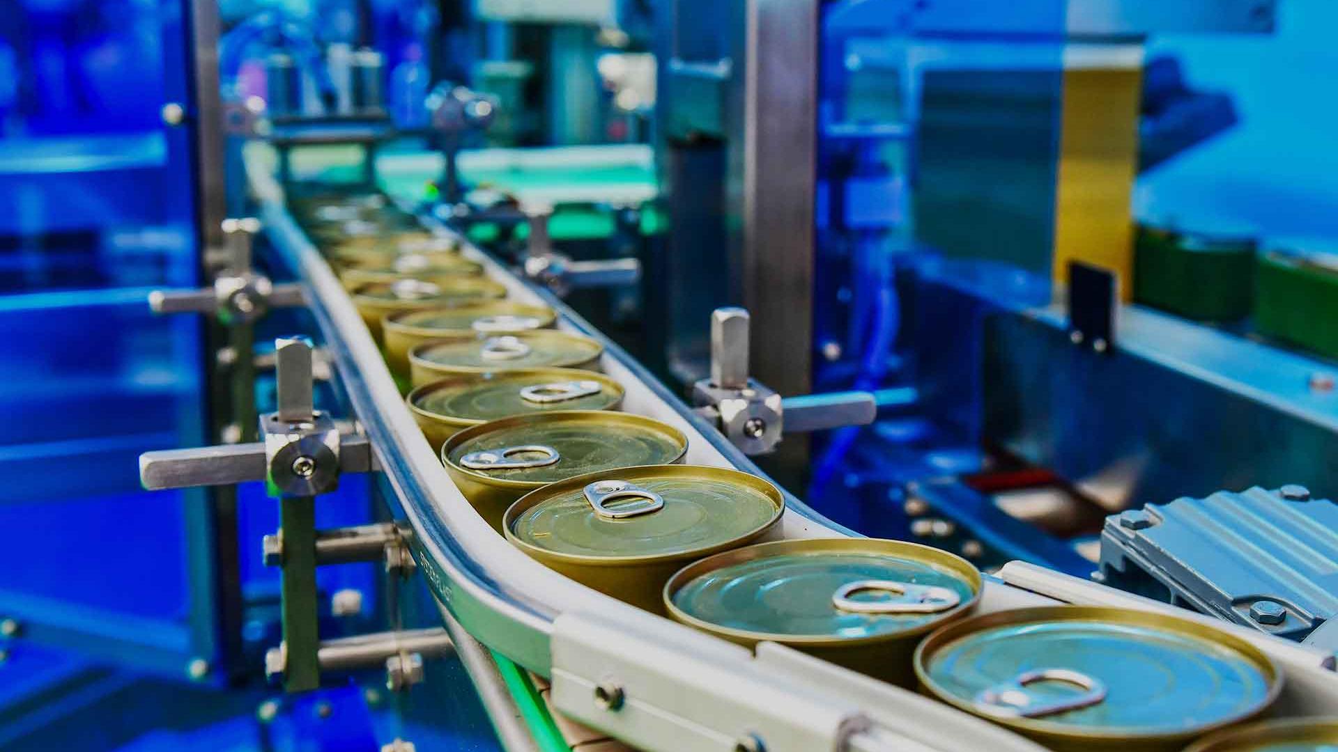 Une ligne automatisée de production de boîtes de conserve