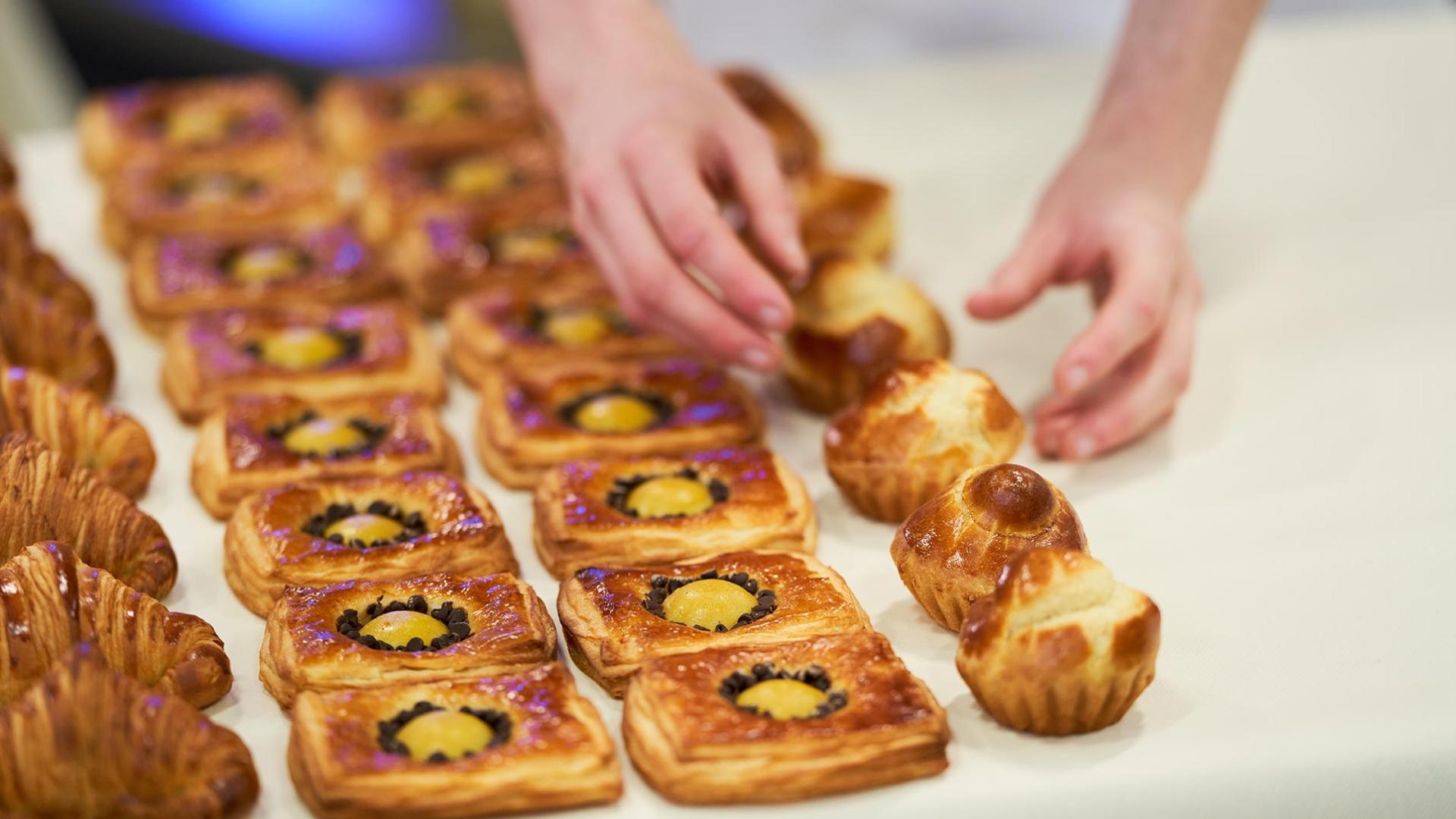 Gros plan sur des viennoiseries.