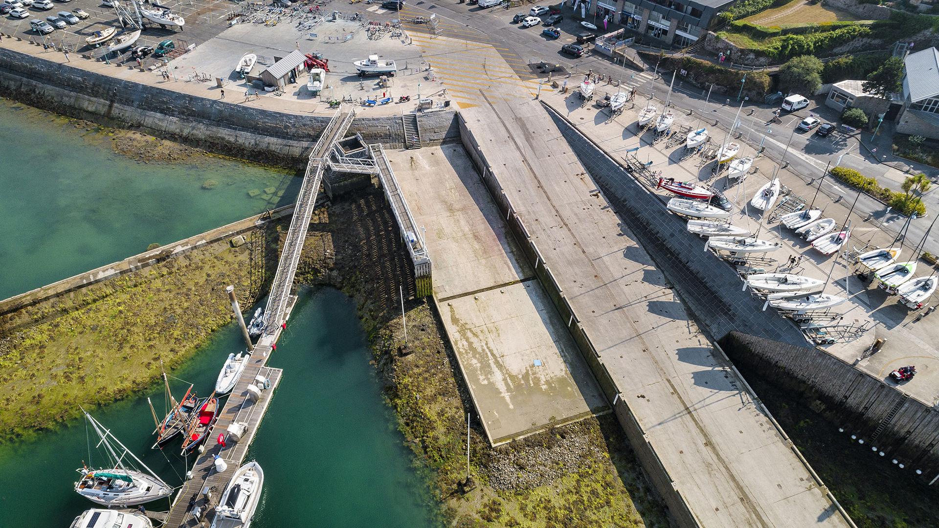 Vue aérienne par drone du port de plaisance des Bas-Sablons à Saint-Malo