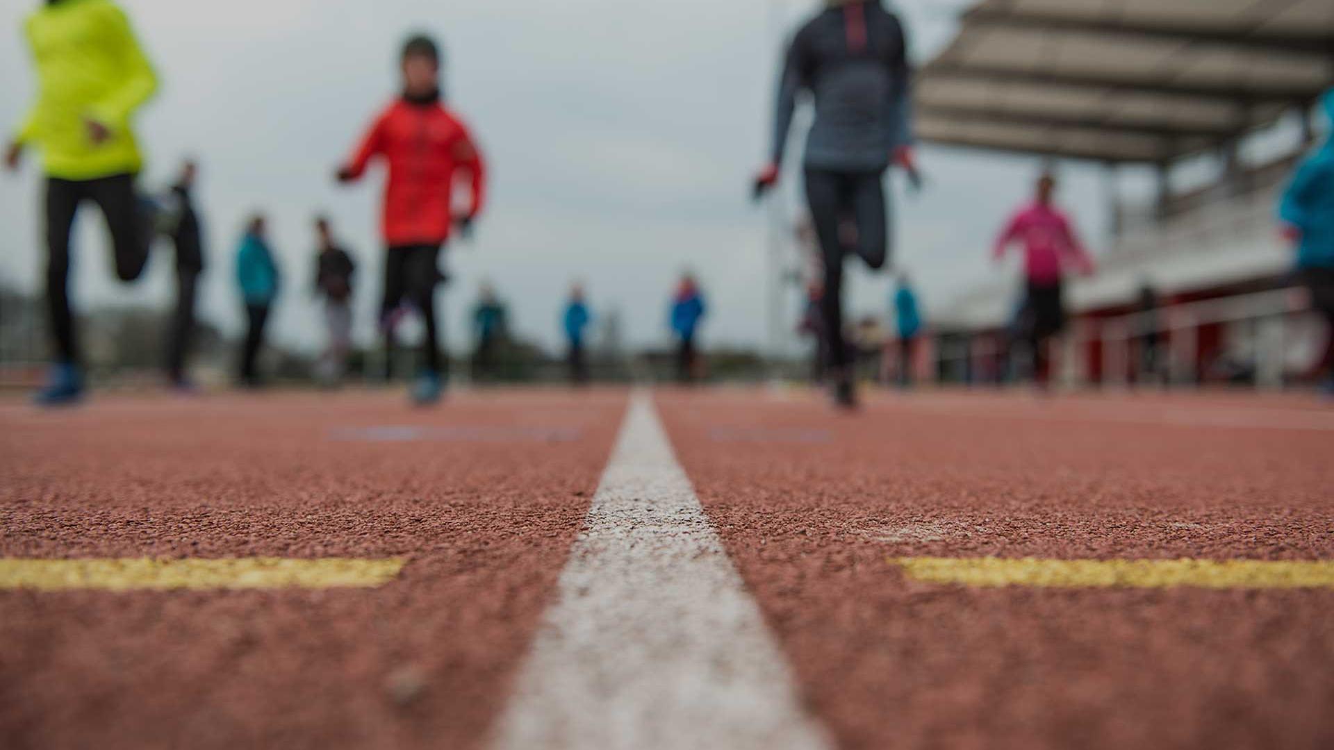 Des collégiens courent sur une piste
