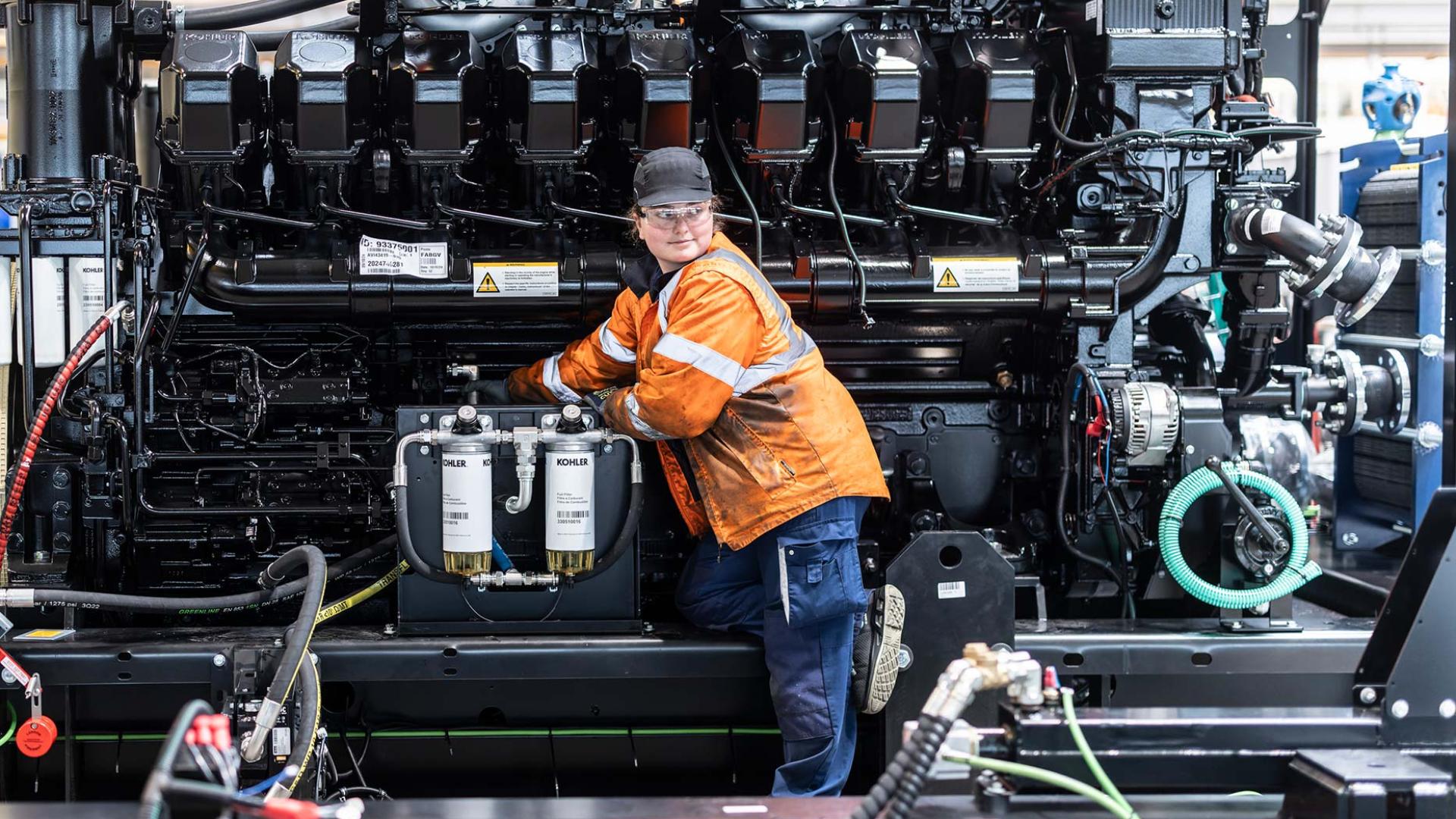 Une électromécanicienne à son poste.