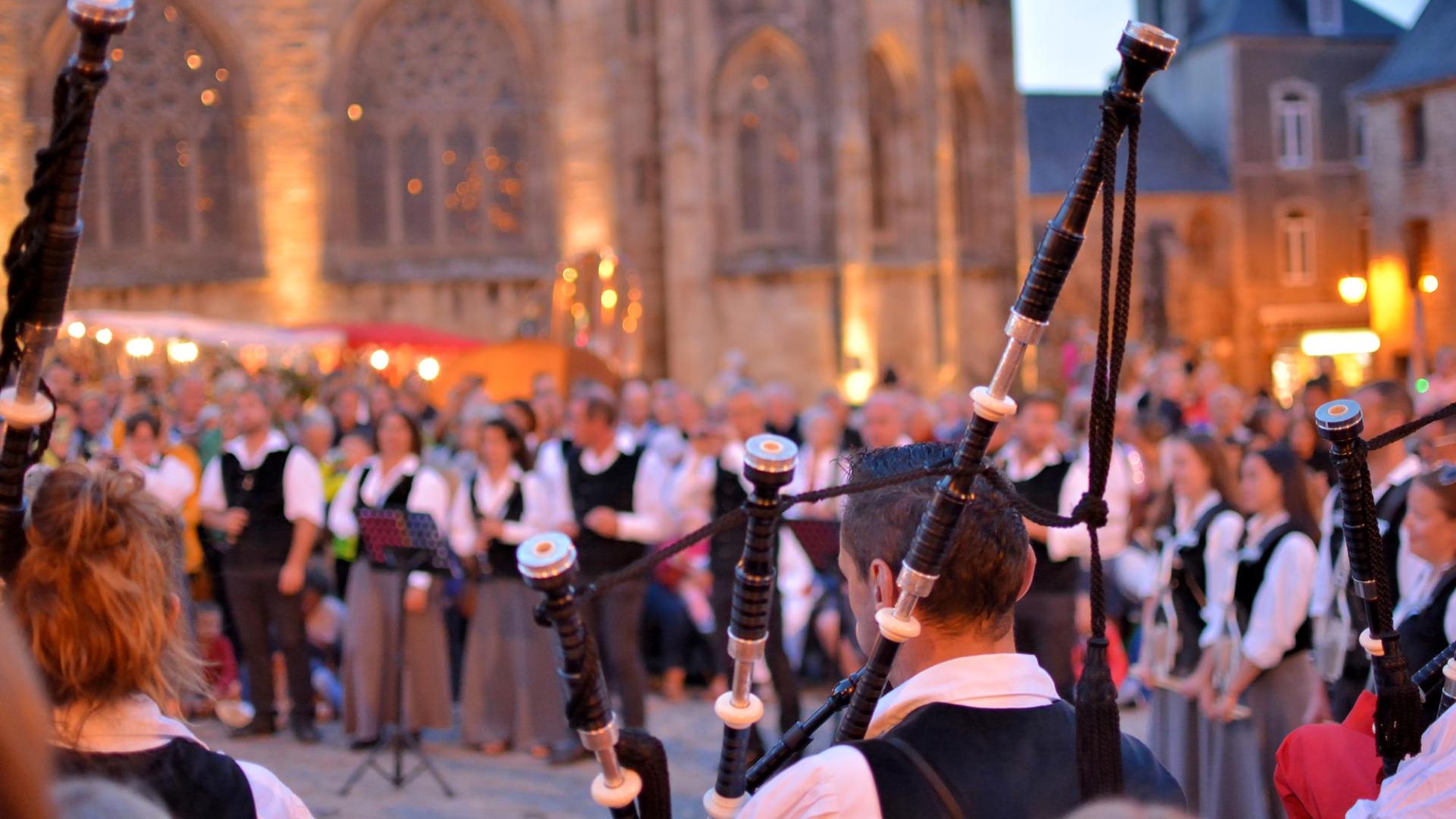 Un spectacle de musique traditionnelle pendant un festival.