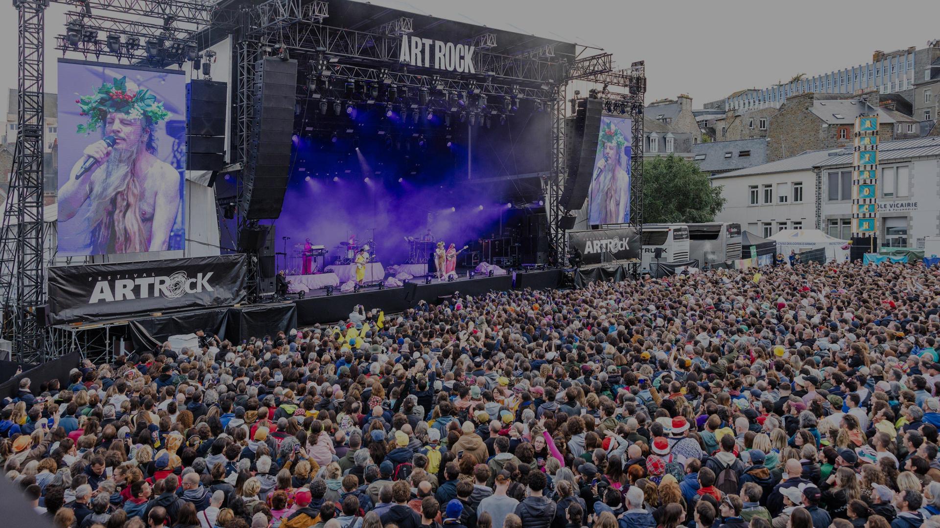 Une foule de spectateurs devant un concert pendant un festival.