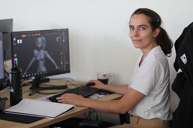 Ambre Lecoules en plein travail à son bureau à Rennes.