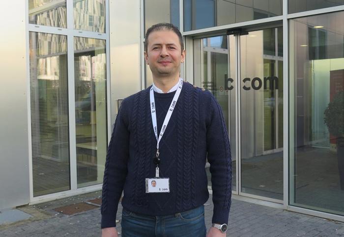 Majd Saleh devant l'immeuble de son bureau.