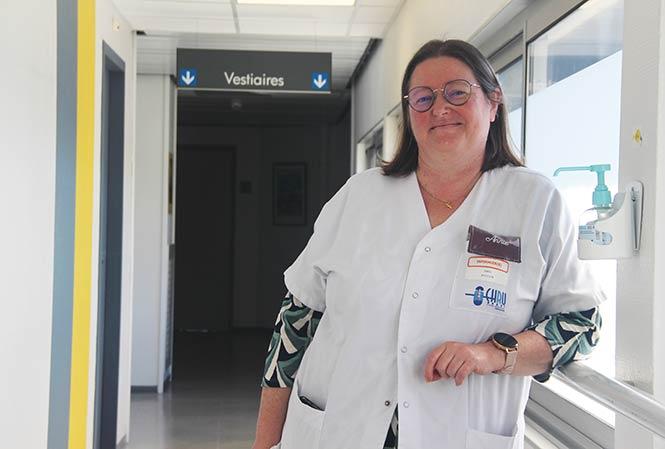 Annie Bourdon dans un couloir de l'hôpital