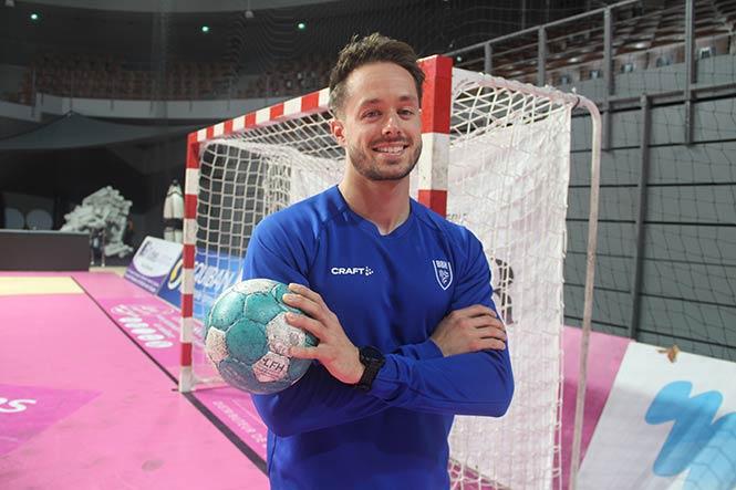 Tom Folain sur un terrain de handball tient un ballon dans la main