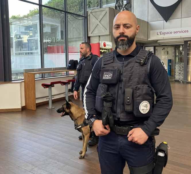 Hakim, dans la gare de Rennes avec un autre agent de sûreté en compagnie d'un chien de détection d'explosifs