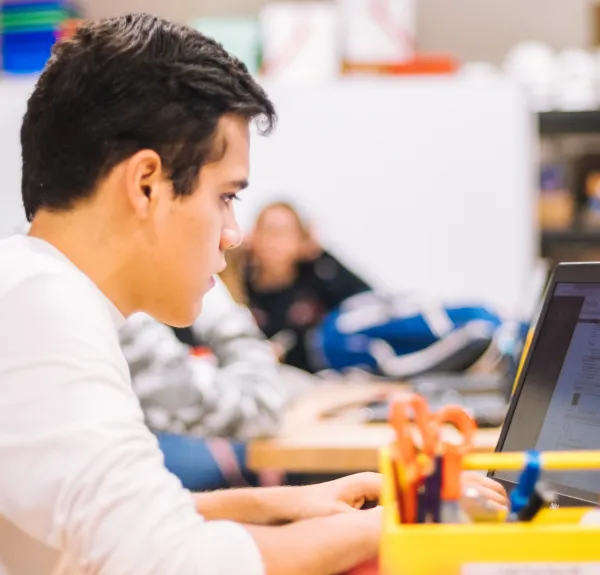Un jeune devant son PC