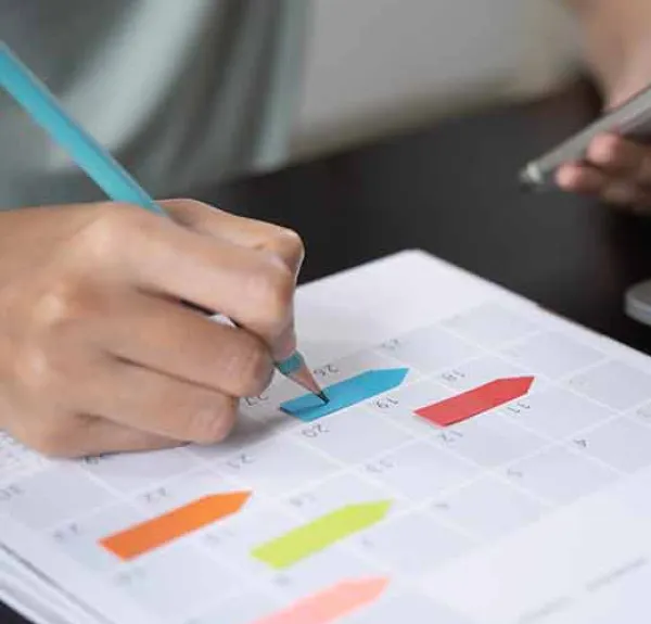 Une personne remplit son agenda 