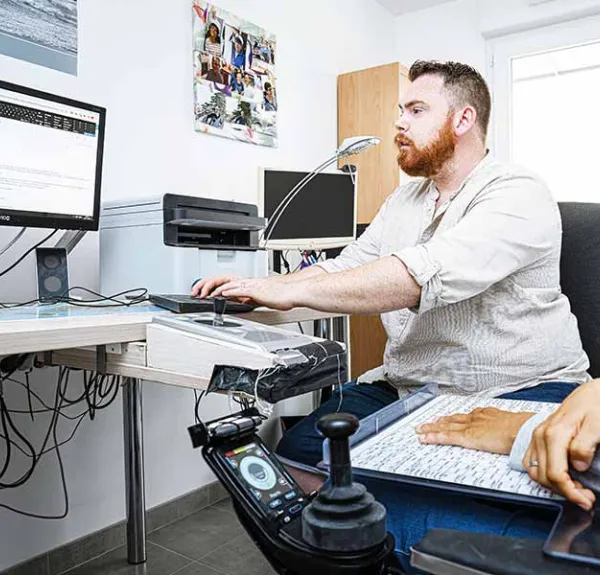 Un accompagnant éducatif et social utilise une console numérique