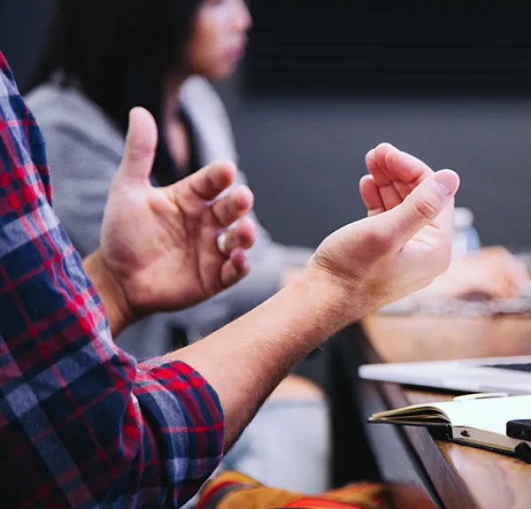 Des professionnel·les discutent autour d'une table