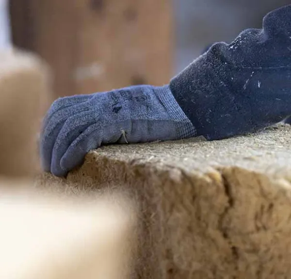 Un professionnel pose isolation en panneaux de laine de bois 