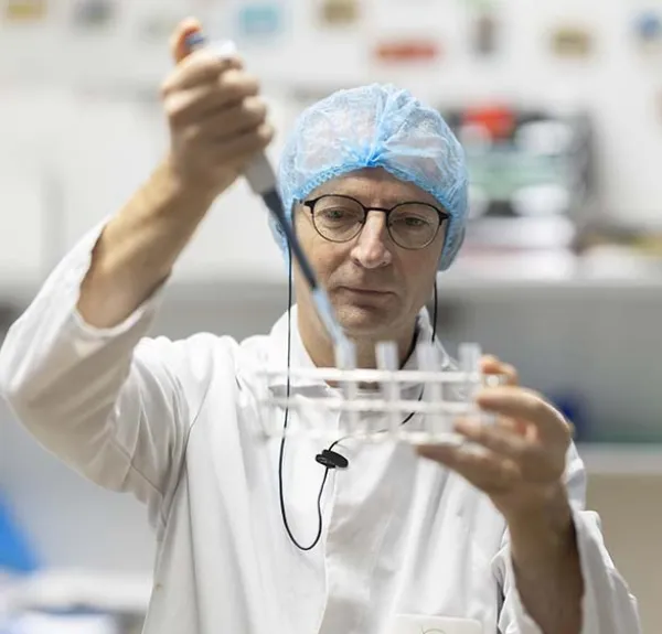 Un coordinateur qualité fait des analyses à l'aide d'une pipette et de tubes à essais