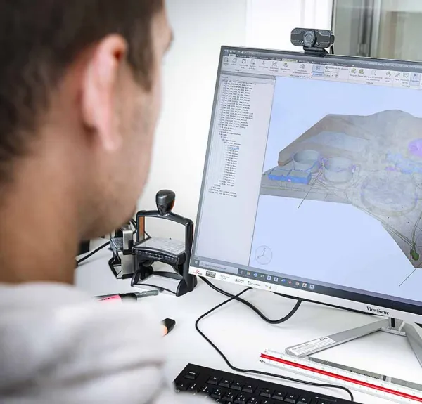 Un BIM manager regarde une maquette numérique sur son ordinateurs