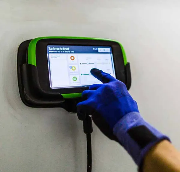Un professionnel met en marche un boîtier de commande domotique