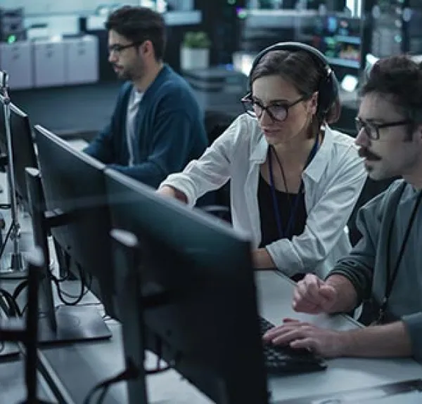 Des professionnels de la cyber devant leurs écrans