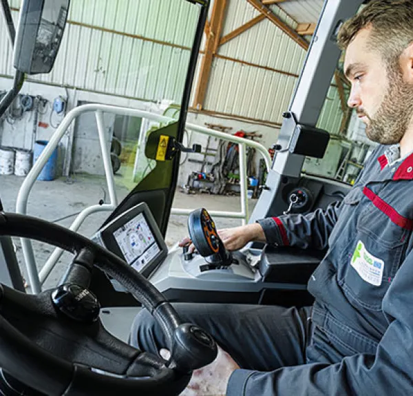 Un conducteur de machines agricoles dans son tracteur