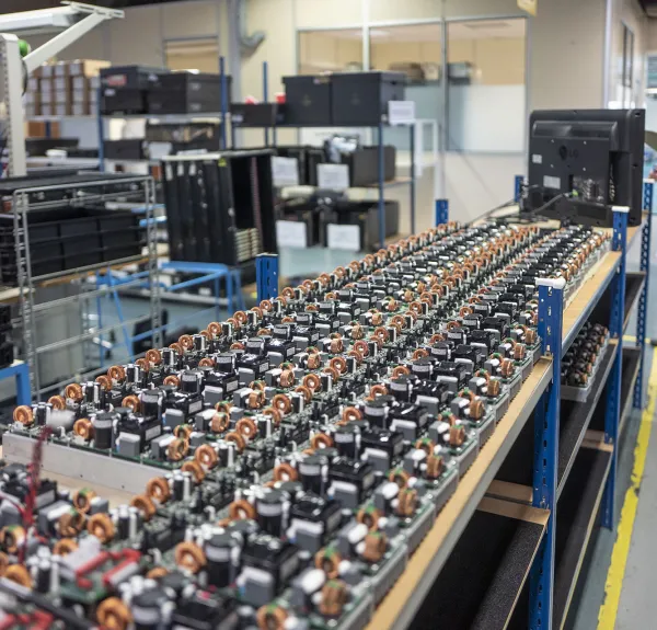Atelier de production de matériel électronique dans l'entreprise NOVATECH (Pont-de-Buis-les-Quimerc'h)