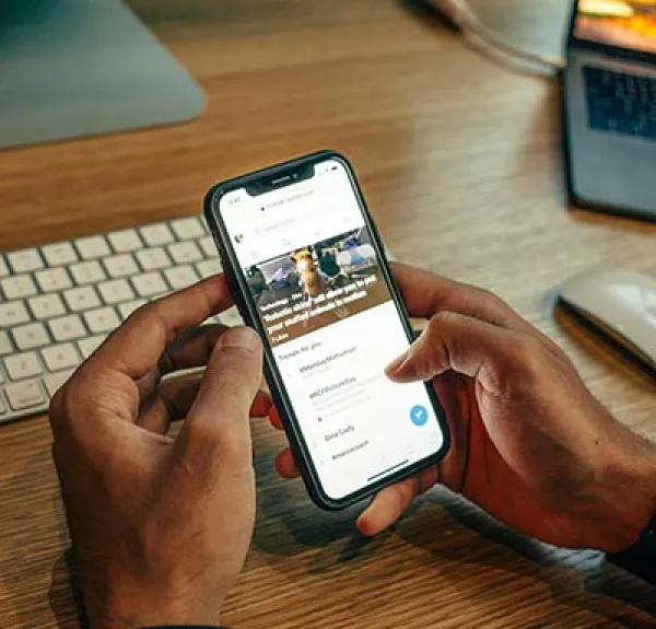 Une personne navigue sur X (ex-Twitter) avec son smartphone