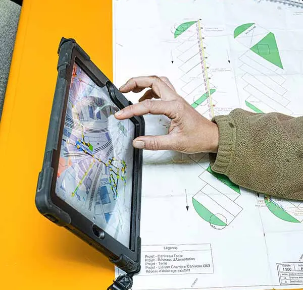 Une cheffe de chantier regarde une tablette