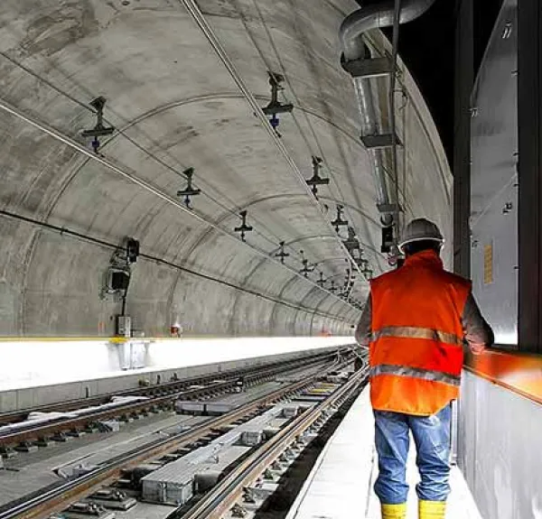 Un professionnel marche au bord de rails