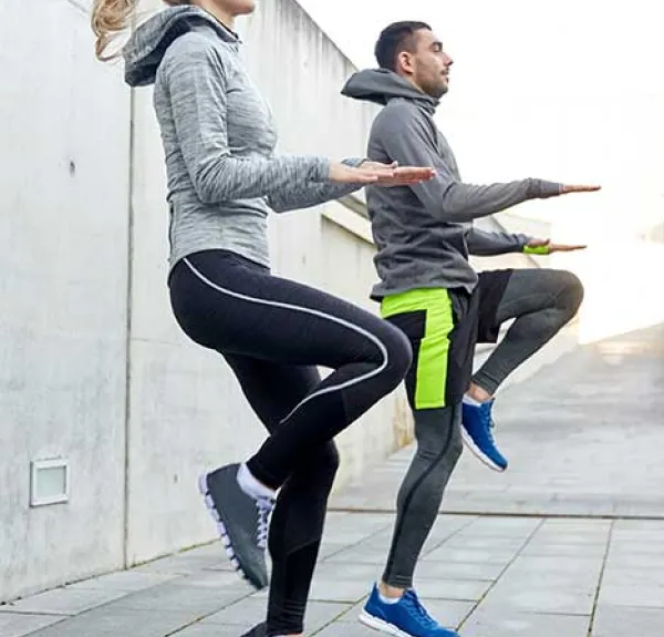 Une femme et un homme font de l'exercice physique dans la rue