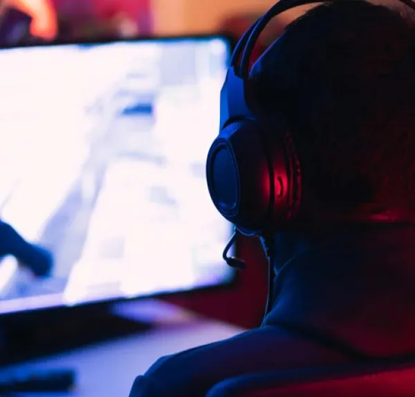 Une personne joue à un jeu vidéo devant son ordinateur