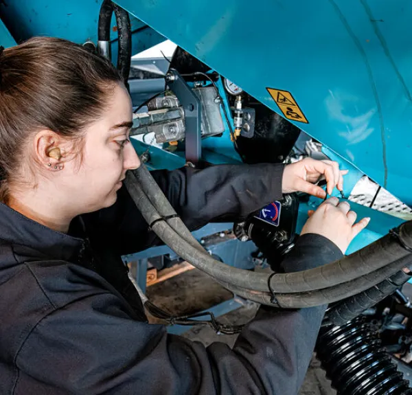 Une designeuse industrielle dans une usine de production.