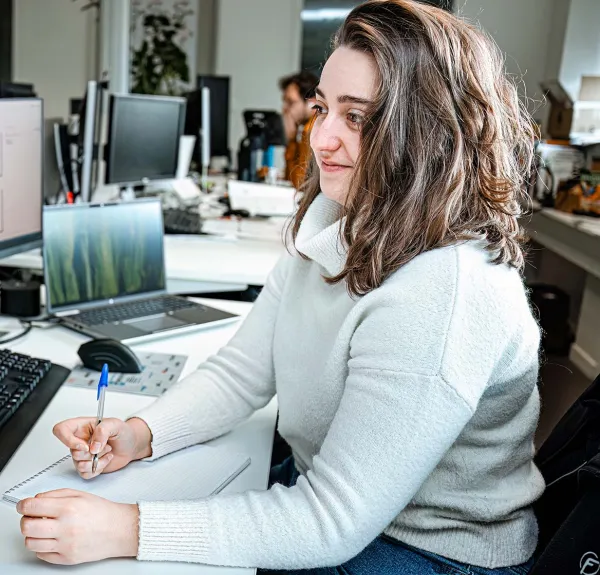 Une designeuse industrielle à son bureau.