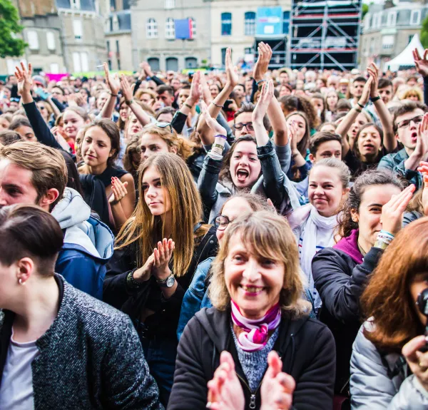 Une foule pendant un festival.