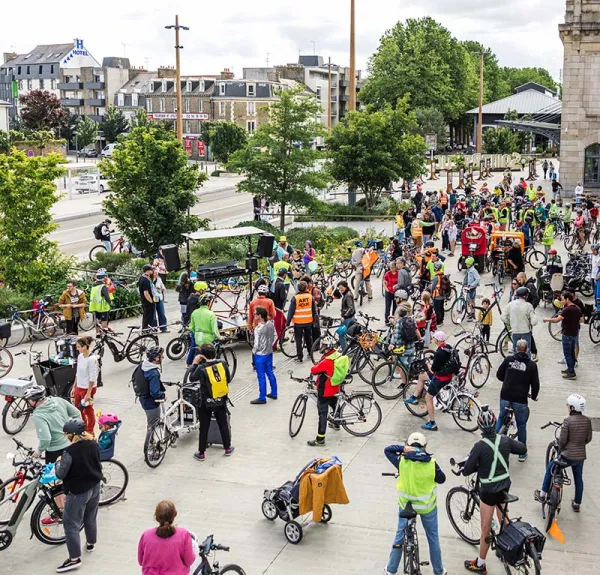 Une foule de personnes à vélo.
