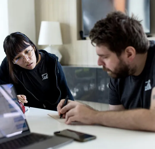 Un professionnel donne des explications à une jeune à un bureau