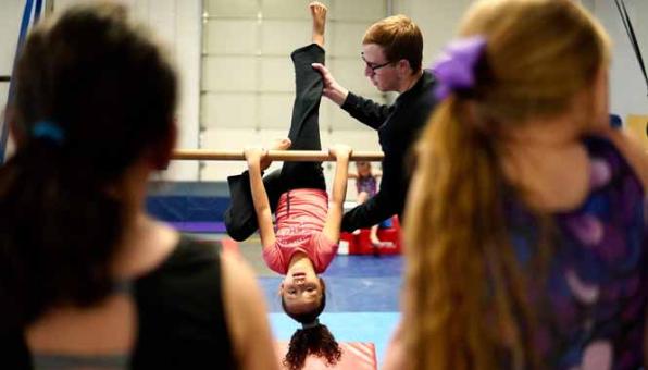 Animateur avec un groupe d'enfants qui font de la gymnastique