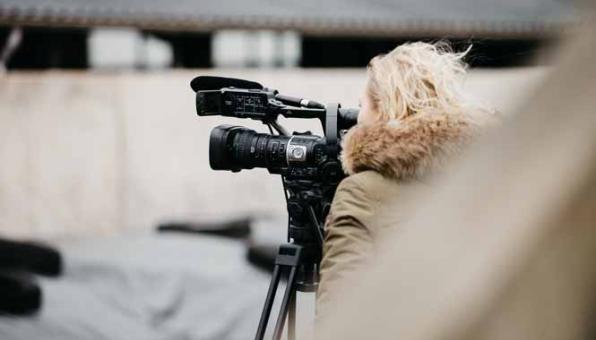 Journaliste filmant dans la rue