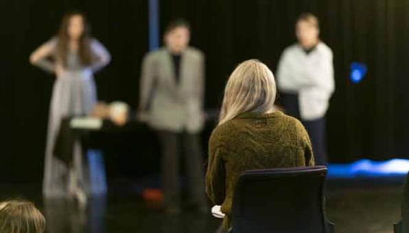 Metteuse en scène dirigeant une répétition de théâtre