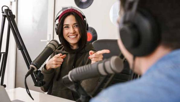 Animatrice devant un micro de radio