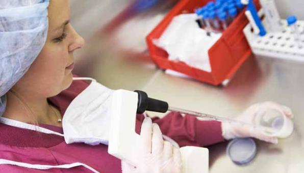 Biologiste analysant des prélèvements