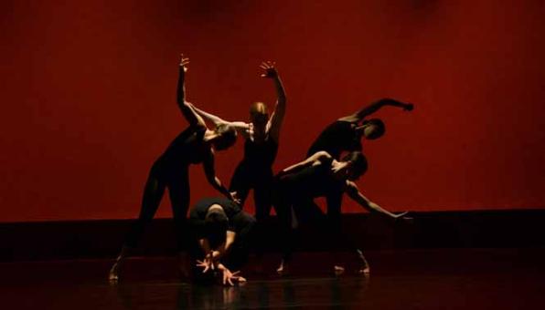 Groupe de danseurs sur scène
