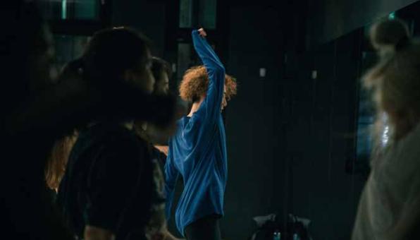 Professeur de danse montrant une chorégraphie