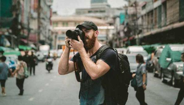 Photographe prenant une photo dans une rue